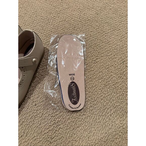 Footmates Emma Mary Jane’s soft gold 1.5y - Picture 9 of 9